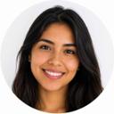 Andrea Vásquez, cliente satisfecha de Alfa Envíos, mujer sonriendo con cabello oscuro